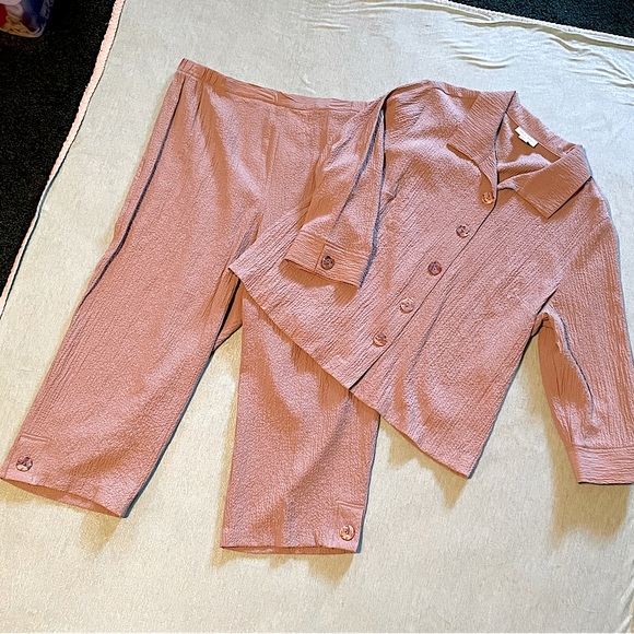 Appleseed's Women's XL Beige Tan Two-Piece Button-Up Top & Cropped Pants EUC - Picture 2 of 16